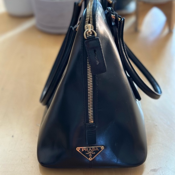 Prada Classic Medium Leather Handbag in Like New Condition - Picture 2 of 15